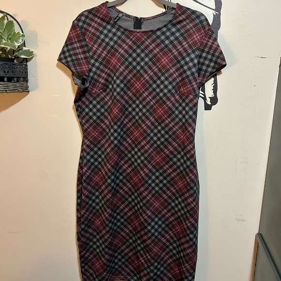 Black and Red Checkered Pattern Dress - Picture 5 of 6